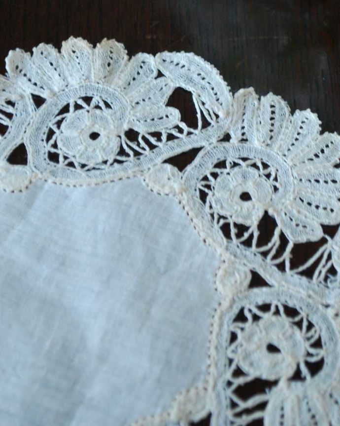 アンティーク 布製の雑貨　アンティーク雑貨　繊細で華やかなアンティーク雑貨、フランスで見つけた手編みのドイリーレース。一枚一枚、大切に手作りされました。(m-3409-z)