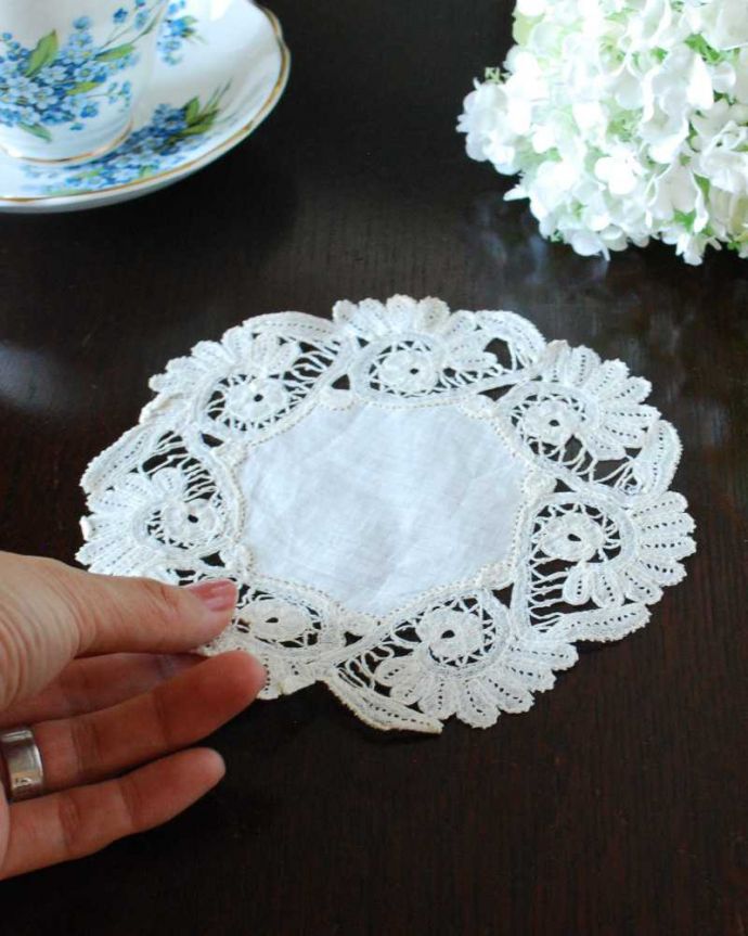 アンティーク 布製の雑貨　アンティーク雑貨　繊細で華やかなアンティーク雑貨、フランスで見つけた手編みのドイリーレース。コンディションの良いものだけを選びましたアンティークなので、多少の汚れやシミがある場合がありますが、キレイなものだけを選んできました。(m-3409-z)