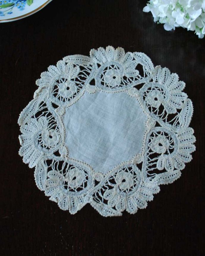 アンティーク 布製の雑貨　アンティーク雑貨　繊細で華やかなアンティーク雑貨、フランスで見つけた手編みのドイリーレース。上から見ると･･･こんな形のドイリーです。(m-3409-z)