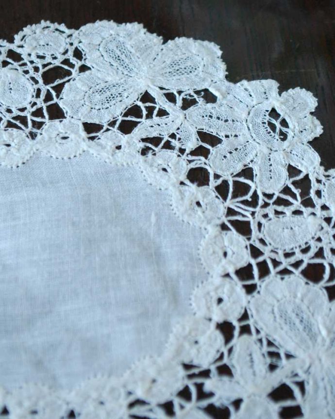 アンティーク 布製の雑貨　アンティーク雑貨　フランスで見つけた三つ葉のクローバーのアンティークドイリー。一枚一枚、大切に手作りされました。(m-3410-z)