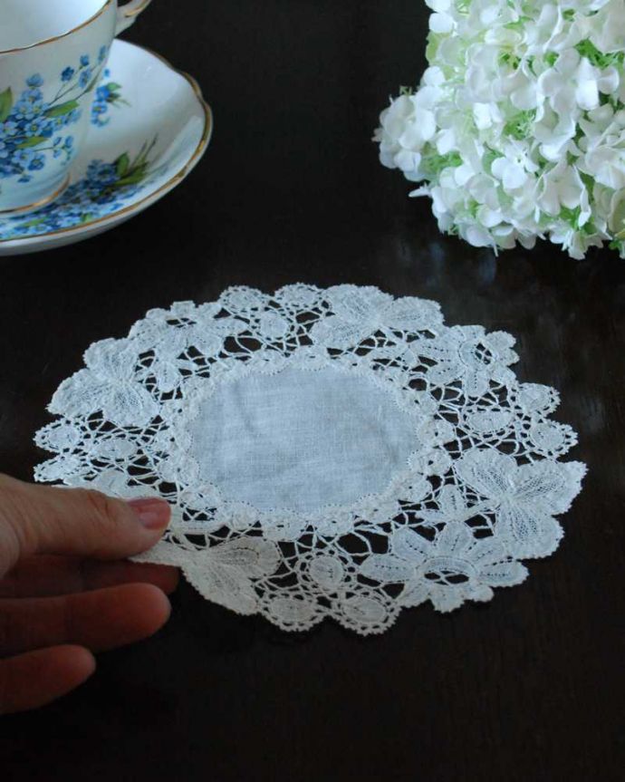 アンティーク 布製の雑貨　アンティーク雑貨　フランスで見つけた三つ葉のクローバーのアンティークドイリー。コンディションの良いものだけを選びましたアンティークなので、多少の汚れやシミがある場合がありますが、キレイなものだけを選んできました。(m-3410-z)