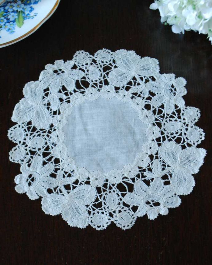 アンティーク 布製の雑貨　アンティーク雑貨　フランスで見つけた三つ葉のクローバーのアンティークドイリー。上から見ると･･･こんな形のドイリーです。(m-3410-z)