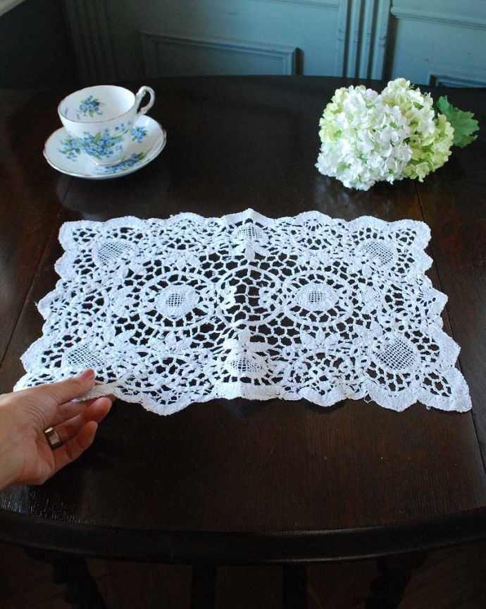 アンティーク 布製の雑貨 アンティーク雑貨 フランスで見つけた華やかなアンティークドイリーレース(レクタングル)。キレイなものを選んできました新品ではないので多少の汚れやシミがある場合がありますが、いいものを選んできました。(m-3416-z)