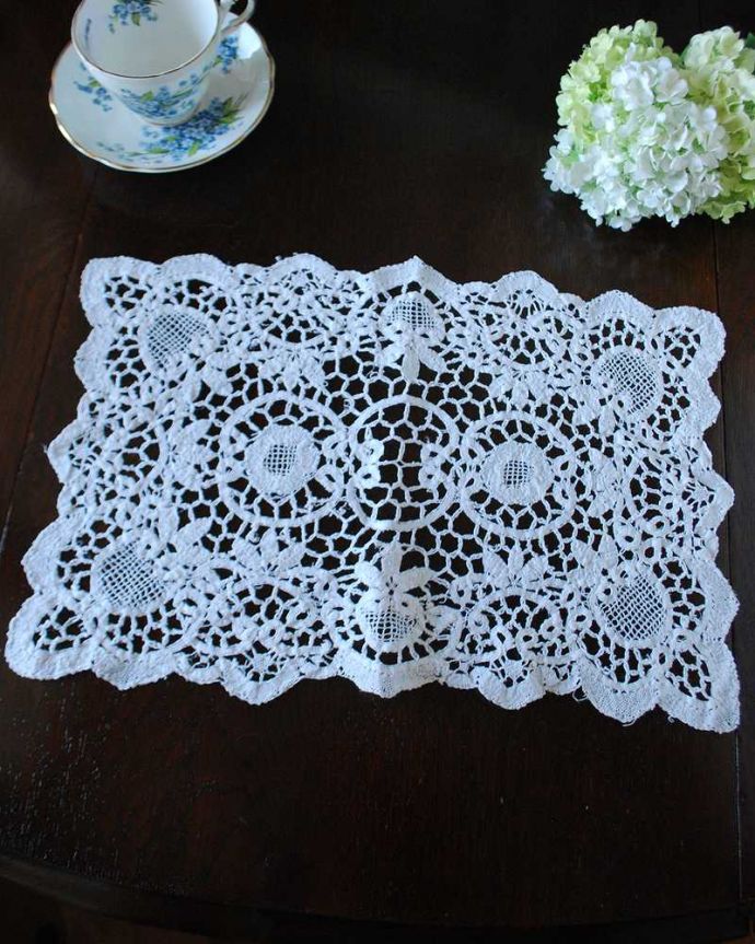 アンティーク 布製の雑貨 アンティーク雑貨 フランスで見つけた華やかなアンティークドイリーレース(レクタングル)。上から見ると・・・こんな形のドイリーです。(m-3416-z)
