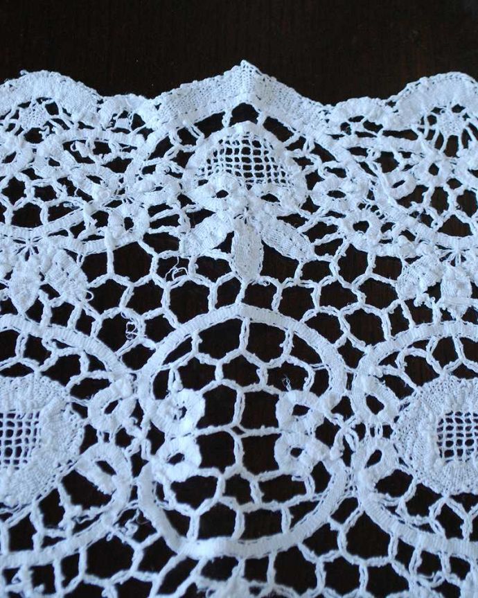 アンティーク 布製の雑貨 アンティーク雑貨 フランスで見つけた華やかなアンティークドイリーレース(レクタングル)。一枚一枚、大切に手作りされました。(m-3416-z)