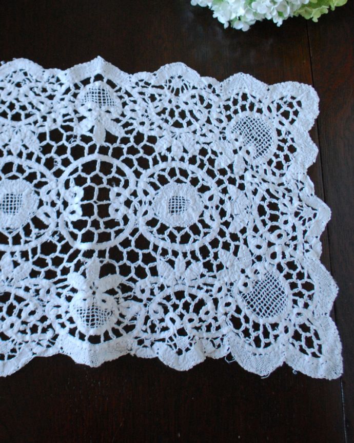 アンティーク 布製の雑貨 アンティーク雑貨 フランスで見つけた華やかなアンティークドイリーレース(レクタングル)。テーブルに掛けるだけでお部屋雰囲気が変わりますお花のレースがとっても華やかです。(m-3416-z)