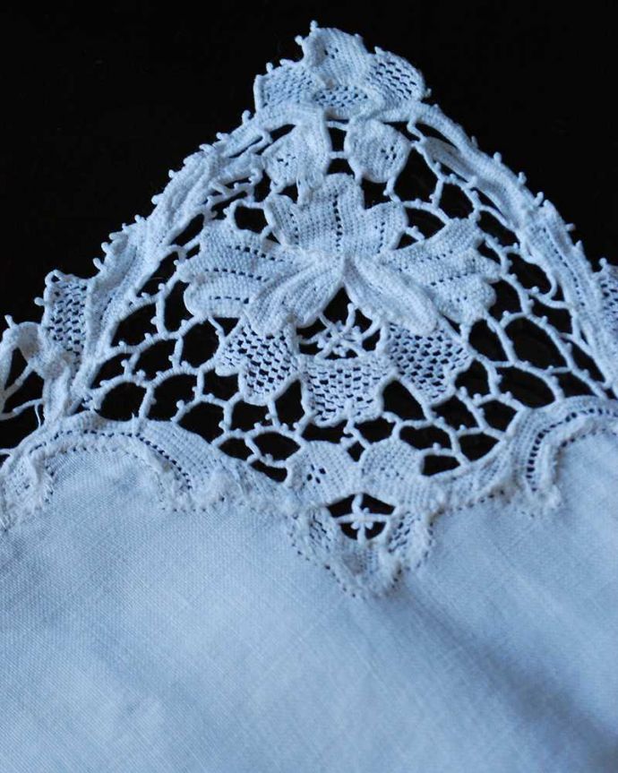 アンティーク 布製の雑貨 アンティーク雑貨 フランスで見つけたカットワークも素敵なアンティーククロス(ドイリー)。テーブルに掛けるだけでお部屋雰囲気が変わりますお花のレースがとっても華やかです。(m-3418-z)