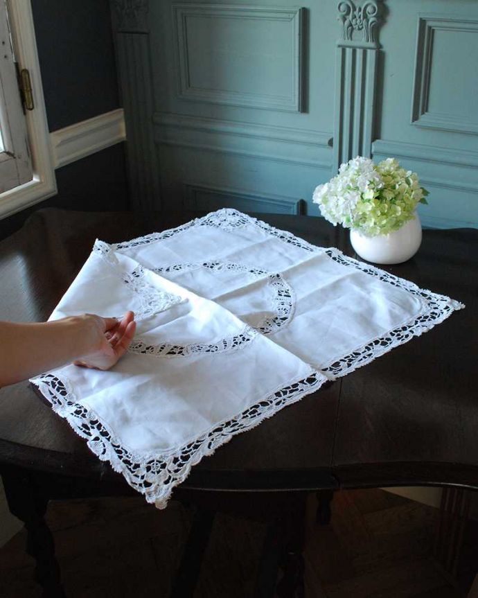 アンティーク 布製の雑貨 アンティーク雑貨 フランスで見つけたカットワークも素敵なアンティーククロス(ドイリー)。キレイなものを選んできました新品ではないので多少の汚れやシミがある場合がありますが、いいものを選んできました。(m-3418-z)