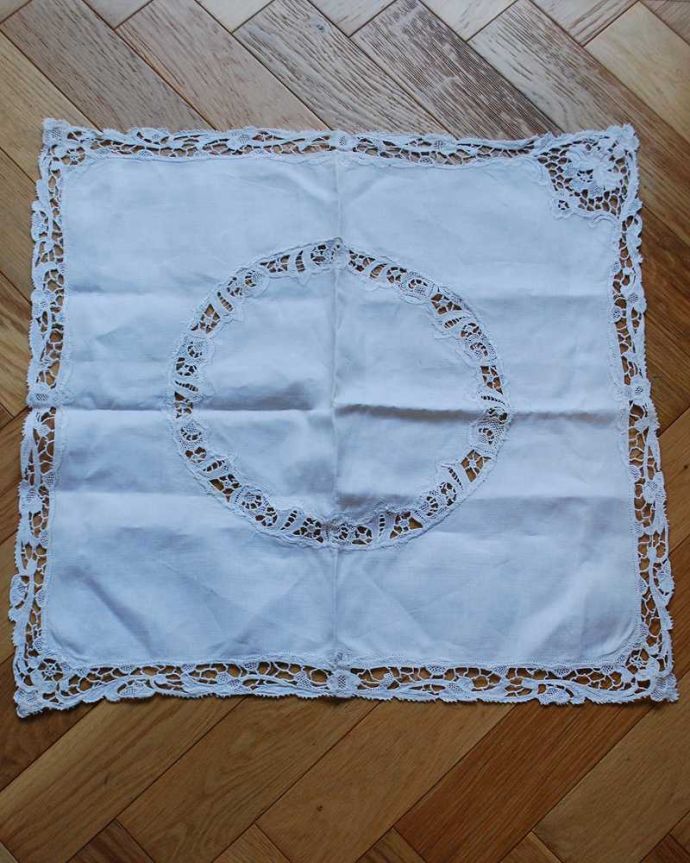 アンティーク 布製の雑貨 アンティーク雑貨 フランスで見つけたカットワークも素敵なアンティーククロス(ドイリー)。上から見ると・・・こんな形のドイリーです。(m-3418-z)