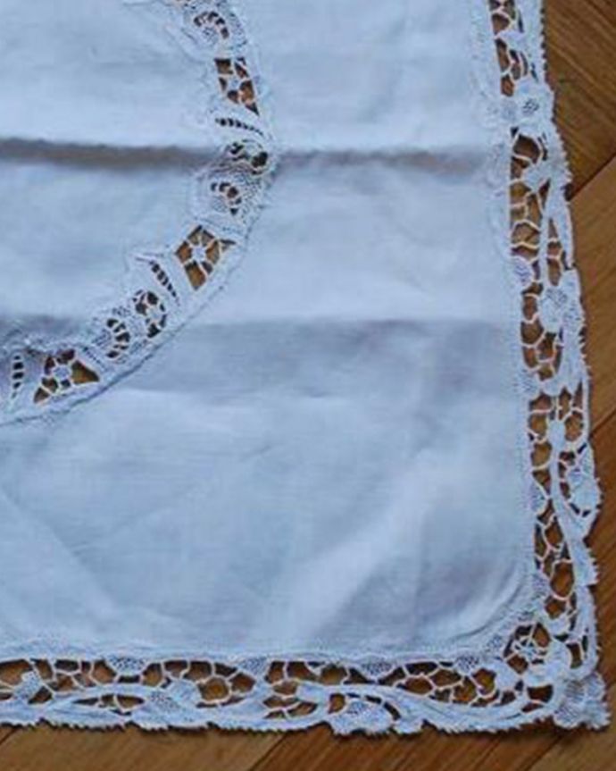 アンティーク 布製の雑貨 アンティーク雑貨 フランスで見つけたカットワークも素敵なアンティーククロス(ドイリー)。一枚一枚、大切に手作りされました。(m-3418-z)