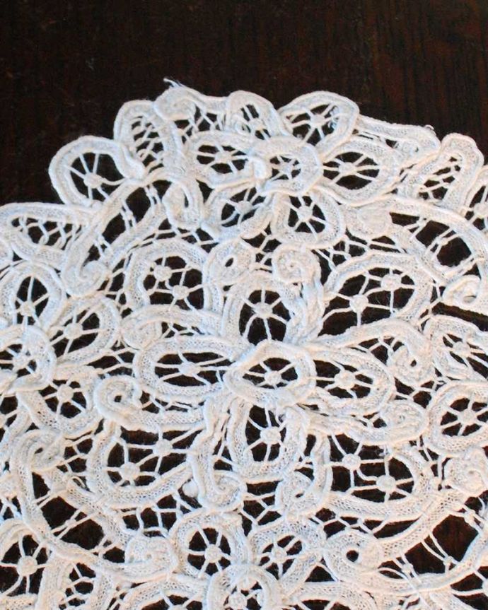 アンティーク 布製の雑貨　アンティーク雑貨　繊細で華やかなアンティーク雑貨、フランスの小さなドイリーレース。一枚一枚、大切に手作りされました。(m-3423-z)