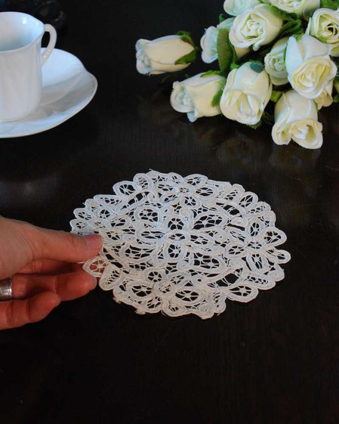 アンティーク 布製の雑貨　アンティーク雑貨　繊細で華やかなアンティーク雑貨、フランスの小さなドイリーレース。コンディションの良いものだけを選びましたアンティークなので、多少の汚れやシミがある場合がありますが、キレイなものだけを選んできました。(m-3423-z)