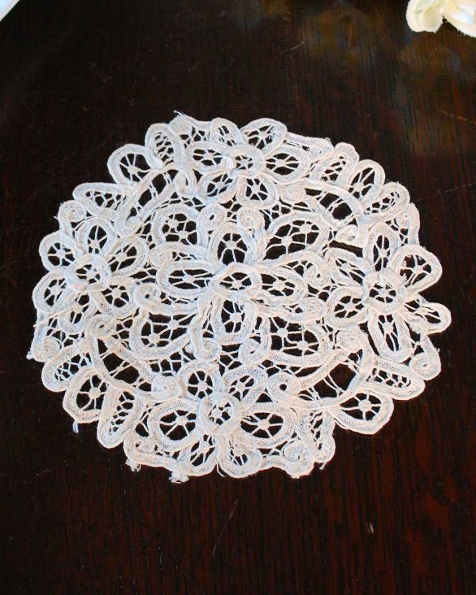 アンティーク 布製の雑貨　アンティーク雑貨　繊細で華やかなアンティーク雑貨、フランスの小さなドイリーレース。上から見ると･･･こんな形のドイリーです。(m-3423-z)