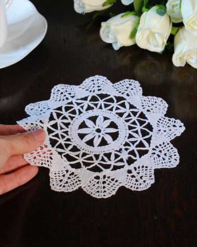 一輪のお花が凛と咲く小さいアンティークドイリーレース(m-3436-z