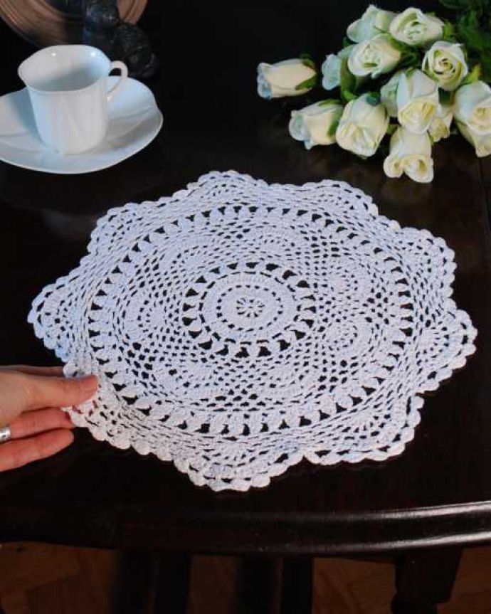 アンティーク 布製の雑貨　アンティーク雑貨　ハンドメイドのフランスアンティーク雑貨、お花のモチーフが可愛いドイリー。キレイなものを選んできました新品ではないので多少の汚れやシミがある場合がありますが、いいものを選んできました。(m-3441-z)