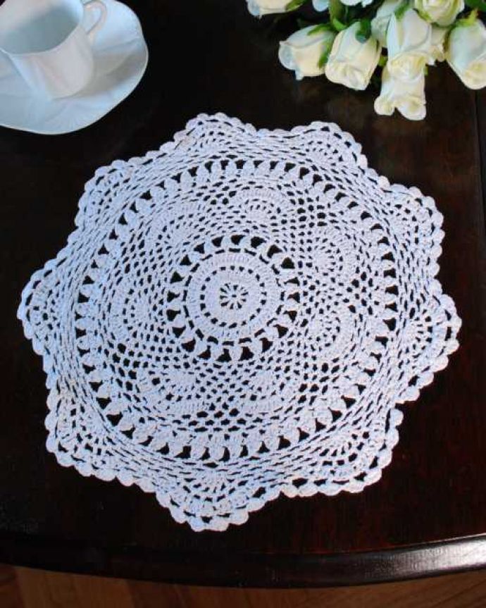 アンティーク 布製の雑貨　アンティーク雑貨　ハンドメイドのフランスアンティーク雑貨、お花のモチーフが可愛いドイリー。上から見ると･･･こんな形のドイリーです。(m-3441-z)