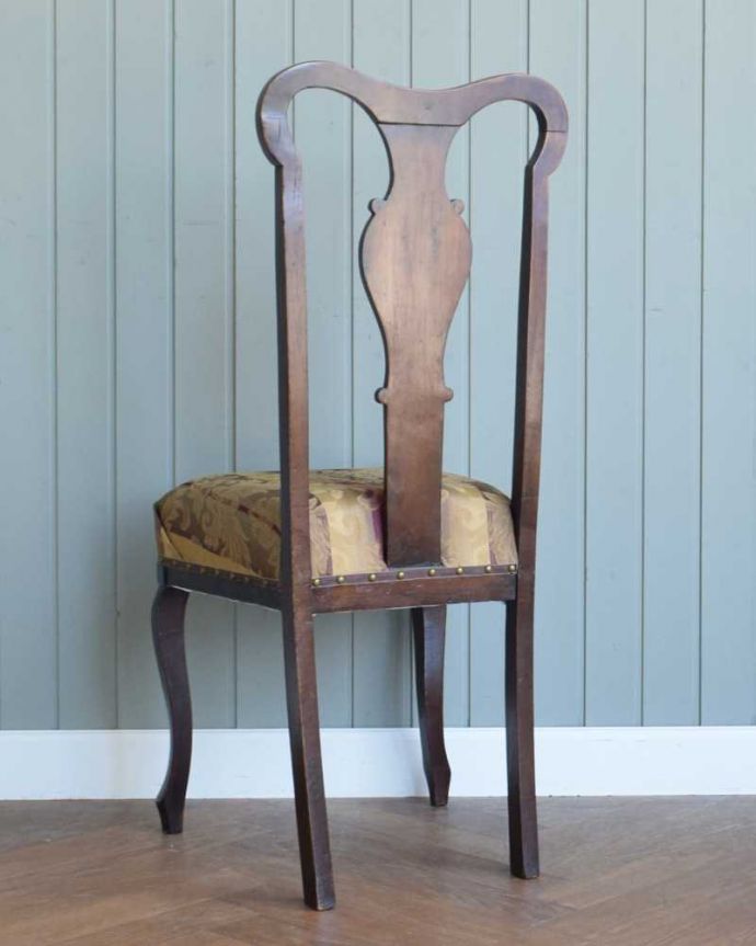 アンティークのサロンチェアの後ろ姿