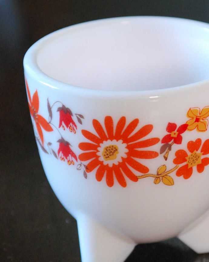 アンティーク 雑貨のガラス小物　アンティーク雑貨　フランス生まれのおしゃれなオパールガラス、アルコパル社エッグスタンド。朝食には欠かせないエッグスタンド日本ではこんな扱いはしないんだけれど、ヨーロッパの朝食のテーブルコーディネートには欠かせないゆで玉子用のちょっと贅沢な器なんです。(m-3454-z)