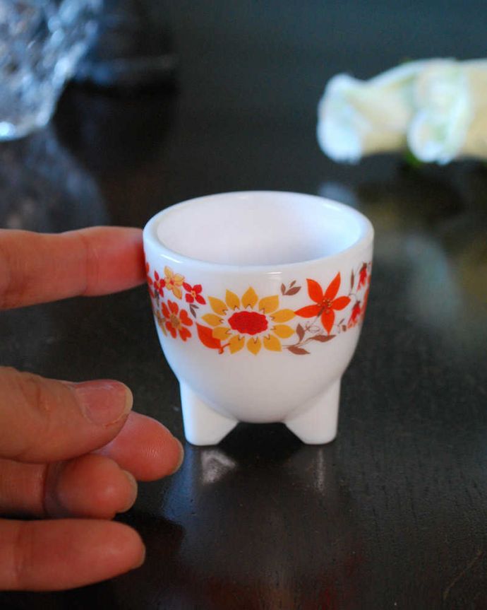 アンティーク 雑貨のガラス小物　アンティーク雑貨　フランス生まれのおしゃれなオパールガラス、アルコパル社エッグスタンド。大きさはコレくらい見た目はもちろん、レンジも食洗器も使える丈夫さが自慢です。(m-3454-z)