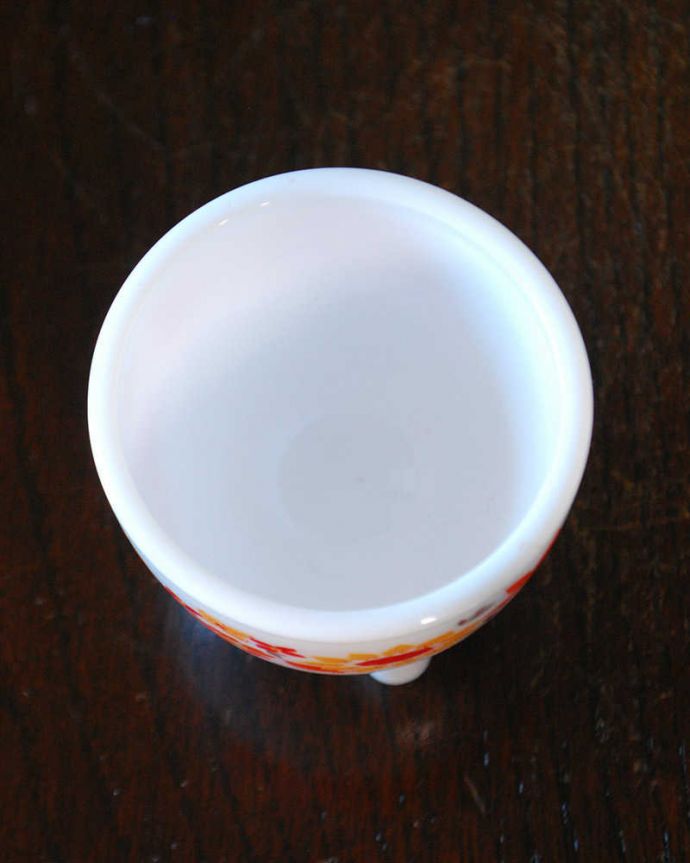 アンティーク 雑貨のガラス小物　アンティーク雑貨　フランス生まれのおしゃれなオパールガラス、アルコパル社エッグスタンド。上から見るとこんな感じです。(m-3454-z)