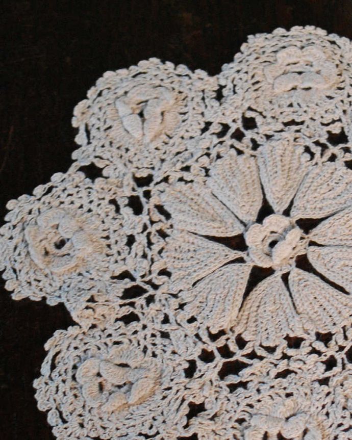 アンティーク 布製の雑貨　アンティーク雑貨　パッと開いたお花のような形が可愛いアンティークのドイリー。一枚一枚、大切に手作りされました。(m-3455-z)