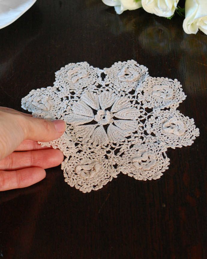アンティーク 布製の雑貨　アンティーク雑貨　パッと開いたお花のような形が可愛いアンティークのドイリー。コンディションの良いものだけを選びましたアンティークなので、多少の汚れやシミがある場合がありますが、キレイなものだけを選んできました。(m-3455-z)