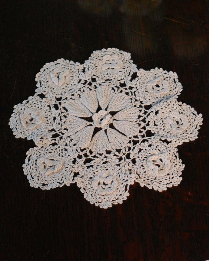 アンティーク 布製の雑貨　アンティーク雑貨　パッと開いたお花のような形が可愛いアンティークのドイリー。上から見ると･･･こんな形のドイリーです。(m-3455-z)