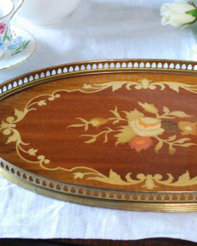 アンティーク 真鍮の雑貨 アンティーク雑貨 象嵌風のお花が美しい持ち手付きのアンティークウッドトレイ。落ち着いた雰囲気の木製トレイ何を乗せても高級感あふれる雰囲気になります。(m-3472-z)