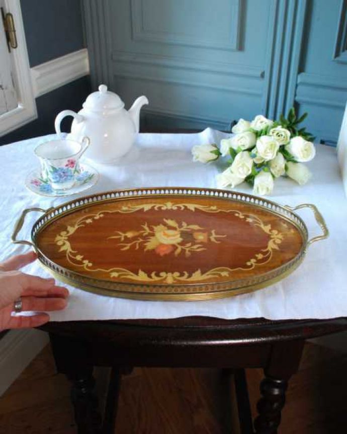 アンティーク 真鍮の雑貨 アンティーク雑貨 象嵌風のお花が美しい持ち手付きのアンティークウッドトレイ。アンティークらしい独特のデザインアンティークなので多少のキズ・汚れがある場合があります。(m-3472-z)