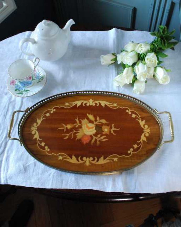 アンティーク 真鍮の雑貨 アンティーク雑貨 象嵌風のお花が美しい持ち手付きのアンティークウッドトレイ。上から見るとお茶とお菓子、お酒とおつまみなど、ひとり用にちょうど良い大きさです。(m-3472-z)