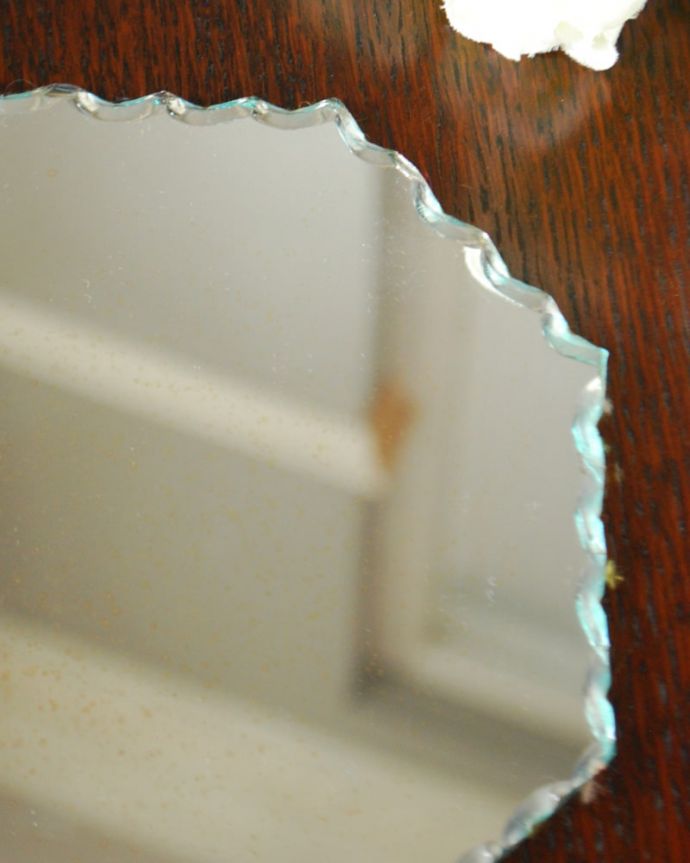 アンティーク ミラー(鏡) アンティーク雑貨 縁取りのカッティングが美しいアンティークのミラートレー。アンティークでしか手に入らないミラーとても分厚いアンティークのミラーを使ったトレイ。(m-3511-z)