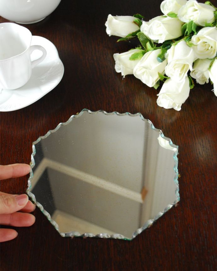 アンティーク ミラー(鏡) アンティーク雑貨 縁取りのカッティングが美しいアンティークのミラートレー。コンディションの良いものだけを選びましたアンティークなので、多少のキズ・汚れがありますが、キレイなものを買い付けて来ました。(m-3511-z)