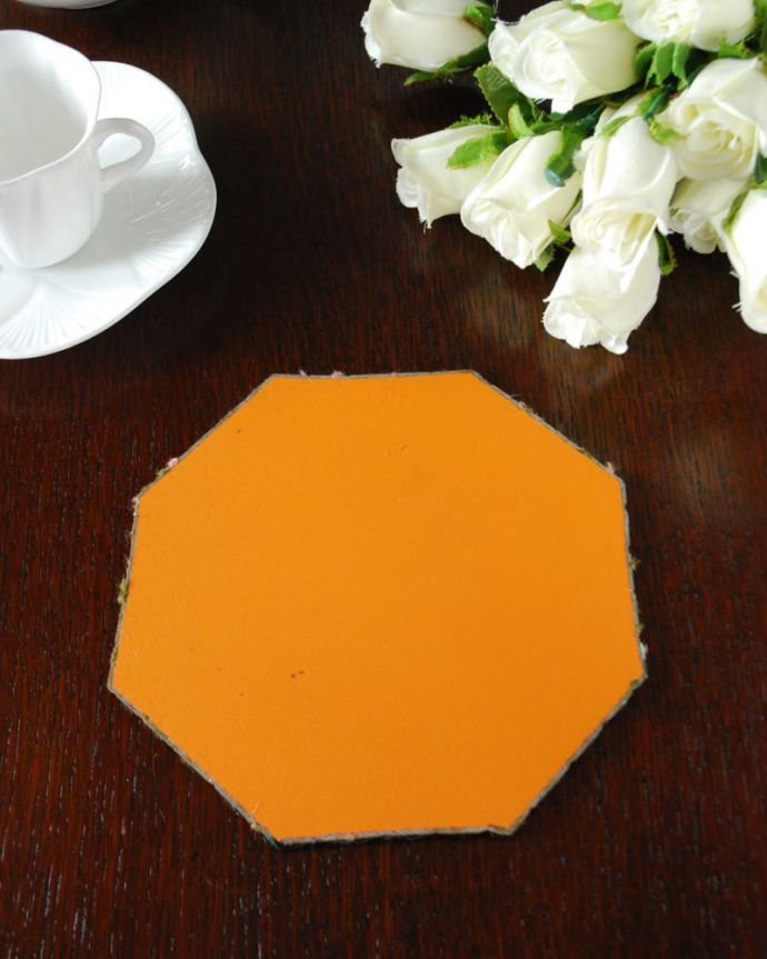 アンティーク ミラー(鏡) アンティーク雑貨 縁取りのカッティングが美しいアンティークのミラートレー。上から見ると・・・裏を見ると、こんな感じ。(m-3511-z)