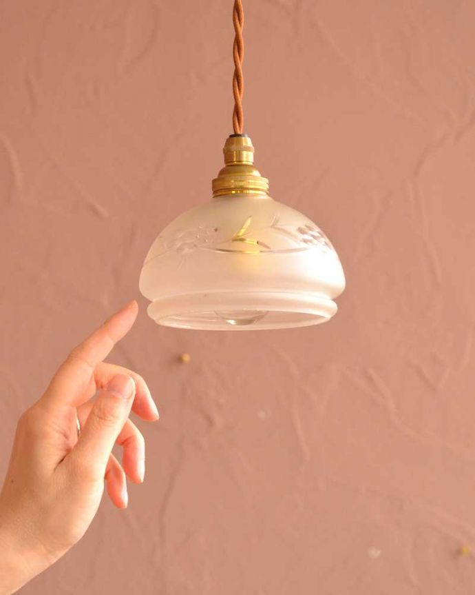 ペンダントライト　照明・ライティング　丸みのある女性らしいデザイン、アンティークシェードペンダントライト（コード・シャンデリア電球・ギャラリーA付き）。。(m-3516-z)
