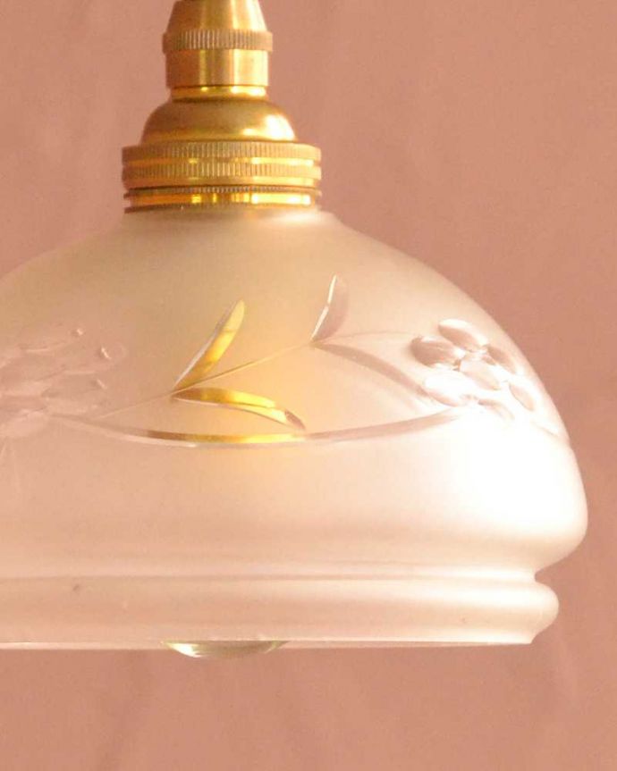 ペンダントライト　照明・ライティング　丸みのある女性らしいデザイン、アンティークシェードペンダントライト（コード・シャンデリア電球・ギャラリーA付き）。。(m-3516-z)