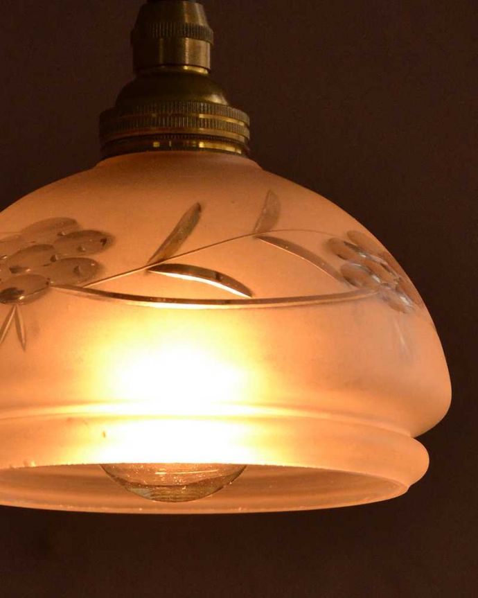 ペンダントライト　照明・ライティング　丸みのある女性らしいデザイン、アンティークシェードペンダントライト（コード・シャンデリア電球・ギャラリーA付き）。。(m-3516-z)