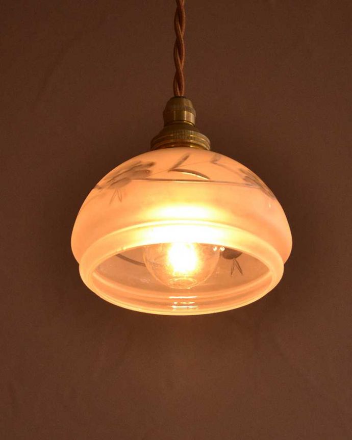 ペンダントライト　照明・ライティング　丸みのある女性らしいデザイン、アンティークシェードペンダントライト（コード・シャンデリア電球・ギャラリーA付き）。。(m-3516-z)