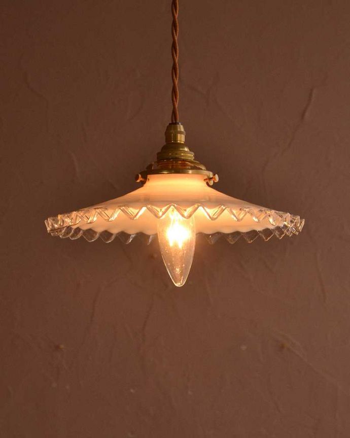 ペンダントライト　照明・ライティング　ミルクガラスのフランス製フリルシェード、アンティークペンダントライト（コード・シャンデリア電球・ギャラリーA付き）。。(m-3517-z)