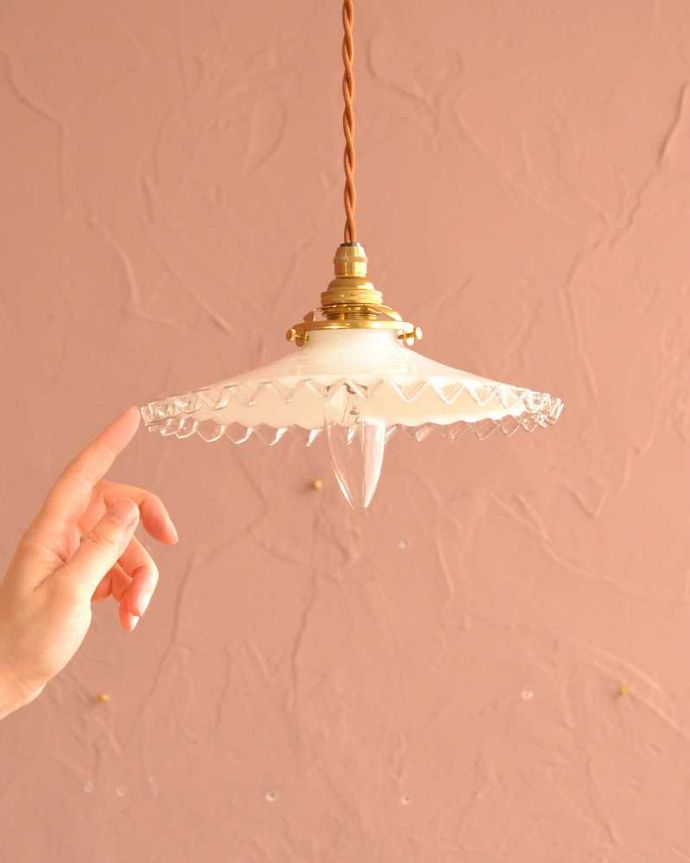 ペンダントライト　照明・ライティング　ミルクガラスのフランス製フリルシェード、アンティークペンダントライト（コード・シャンデリア電球・ギャラリーA付き）。。(m-3517-z)