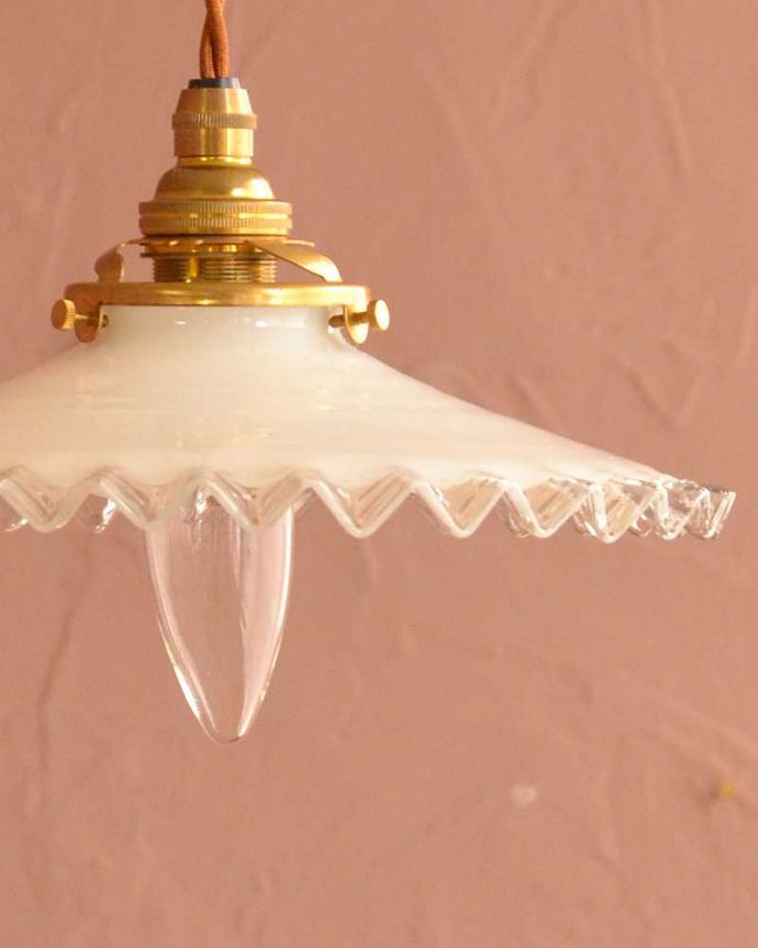 ペンダントライト　照明・ライティング　ミルクガラスのフランス製フリルシェード、アンティークペンダントライト（コード・シャンデリア電球・ギャラリーA付き）。。(m-3517-z)