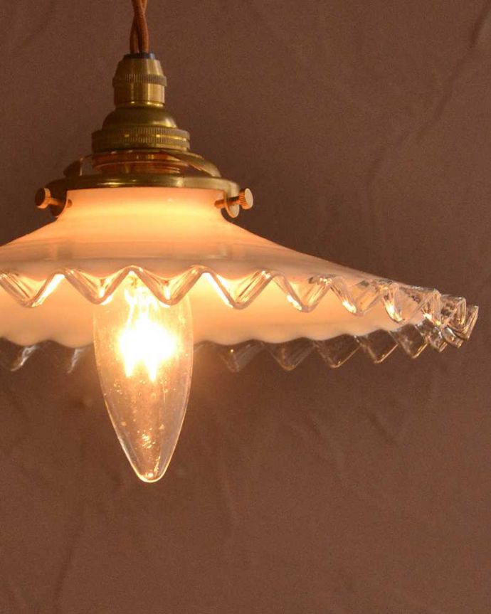 ペンダントライト　照明・ライティング　ミルクガラスのフランス製フリルシェード、アンティークペンダントライト（コード・シャンデリア電球・ギャラリーA付き）。。(m-3517-z)