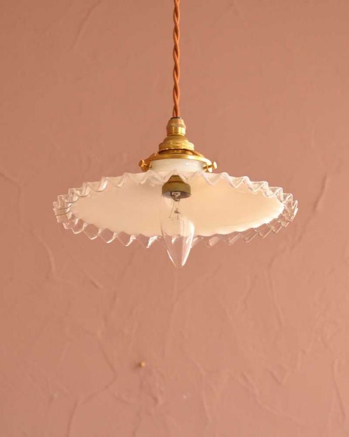 ペンダントライト　照明・ライティング　ミルクガラスのフランス製フリルシェード、アンティークペンダントライト（コード・シャンデリア電球・ギャラリーA付き）。。(m-3517-z)