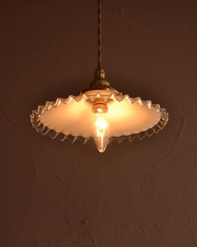 ペンダントライト　照明・ライティング　ミルクガラスのフランス製フリルシェード、アンティークペンダントライト（コード・シャンデリア電球・ギャラリーA付き）。。(m-3517-z)