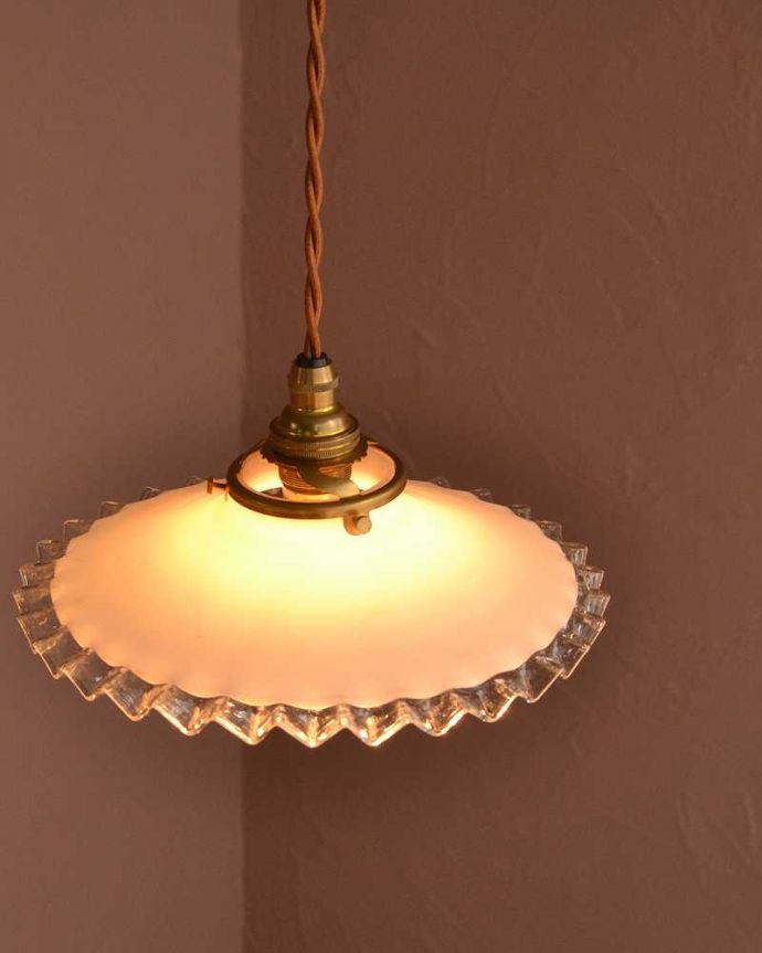 ペンダントライト　照明・ライティング　ミルクガラスのフランス製フリルシェード、アンティークペンダントライト（コード・シャンデリア電球・ギャラリーA付き）。。(m-3517-z)