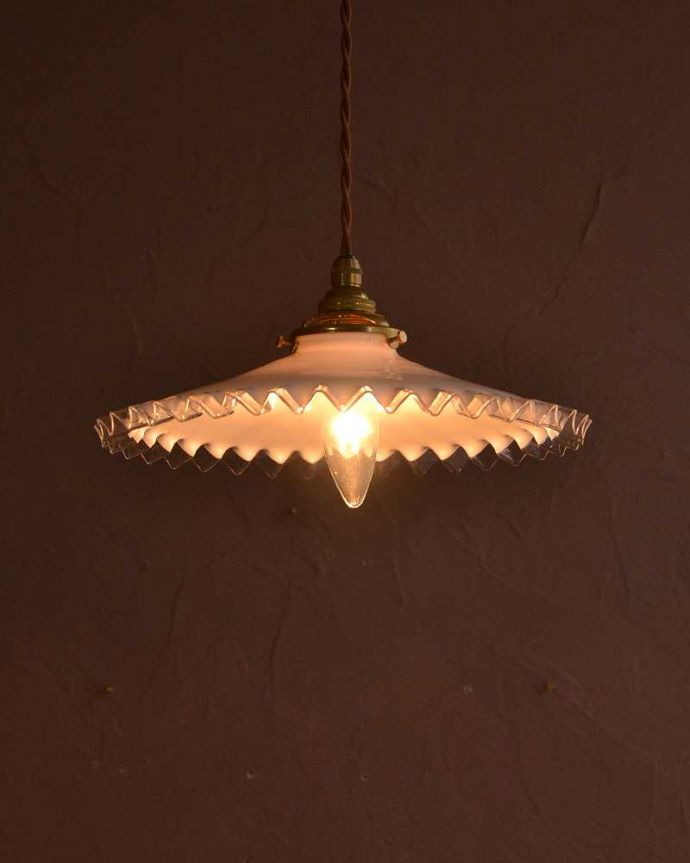 ペンダントライト　照明・ライティング　ミルクガラスのフリルシェード、アンティークペンダントライト（コード・シャンデリア電球・ギャラリーA付き）。。(m-3518-z)