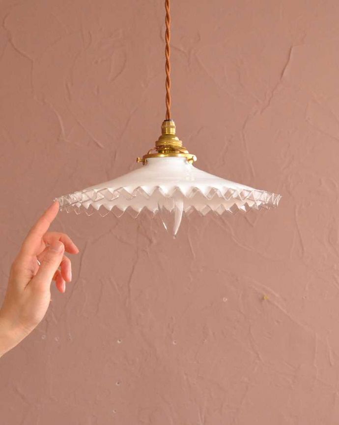 ペンダントライト　照明・ライティング　ミルクガラスのフリルシェード、アンティークペンダントライト（コード・シャンデリア電球・ギャラリーA付き）。。(m-3518-z)