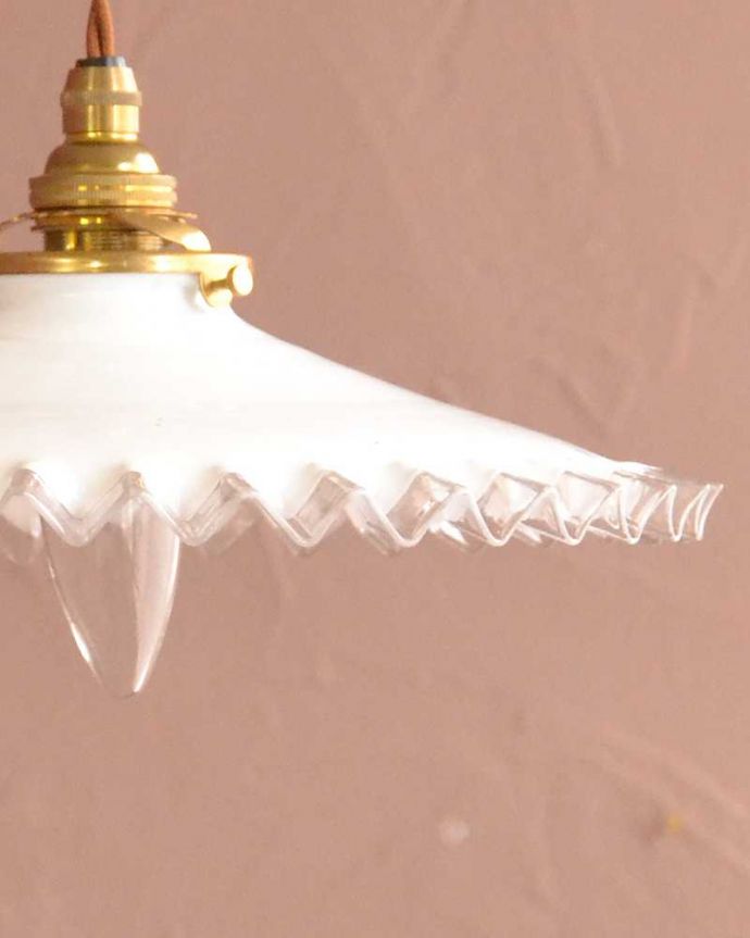 ペンダントライト　照明・ライティング　ミルクガラスのフリルシェード、アンティークペンダントライト（コード・シャンデリア電球・ギャラリーA付き）。。(m-3518-z)