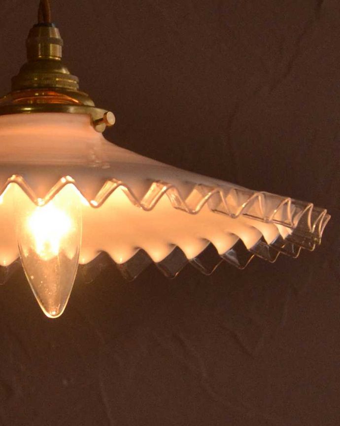 ペンダントライト　照明・ライティング　ミルクガラスのフリルシェード、アンティークペンダントライト（コード・シャンデリア電球・ギャラリーA付き）。。(m-3518-z)