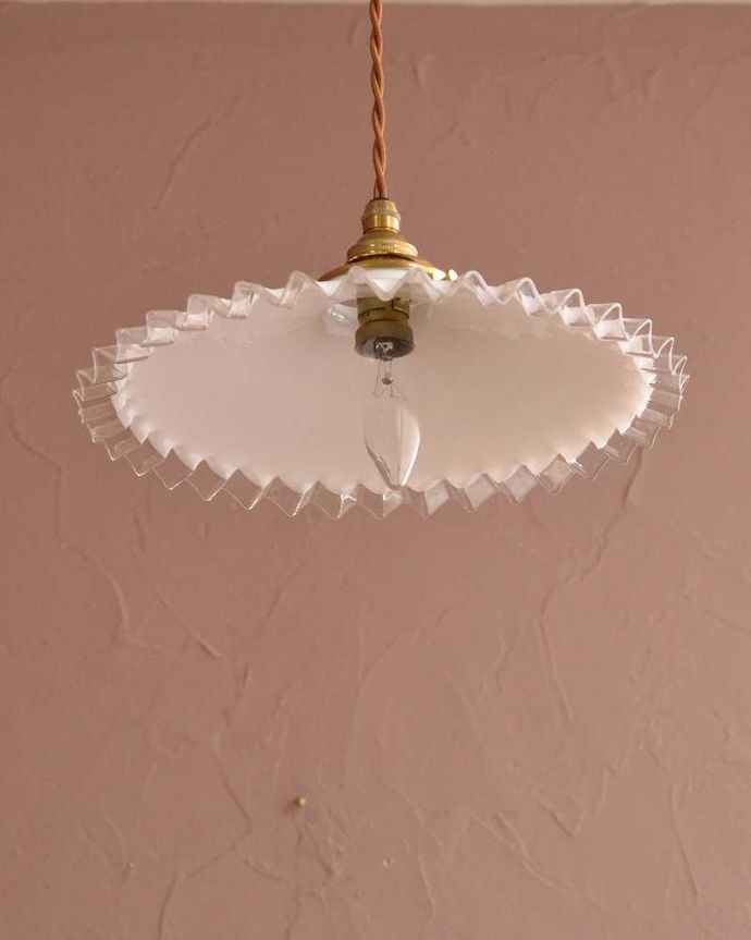 ペンダントライト　照明・ライティング　ミルクガラスのフリルシェード、アンティークペンダントライト（コード・シャンデリア電球・ギャラリーA付き）。。(m-3518-z)