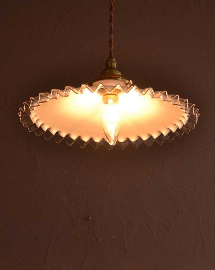 ペンダントライト　照明・ライティング　ミルクガラスのフリルシェード、アンティークペンダントライト（コード・シャンデリア電球・ギャラリーA付き）。。(m-3518-z)